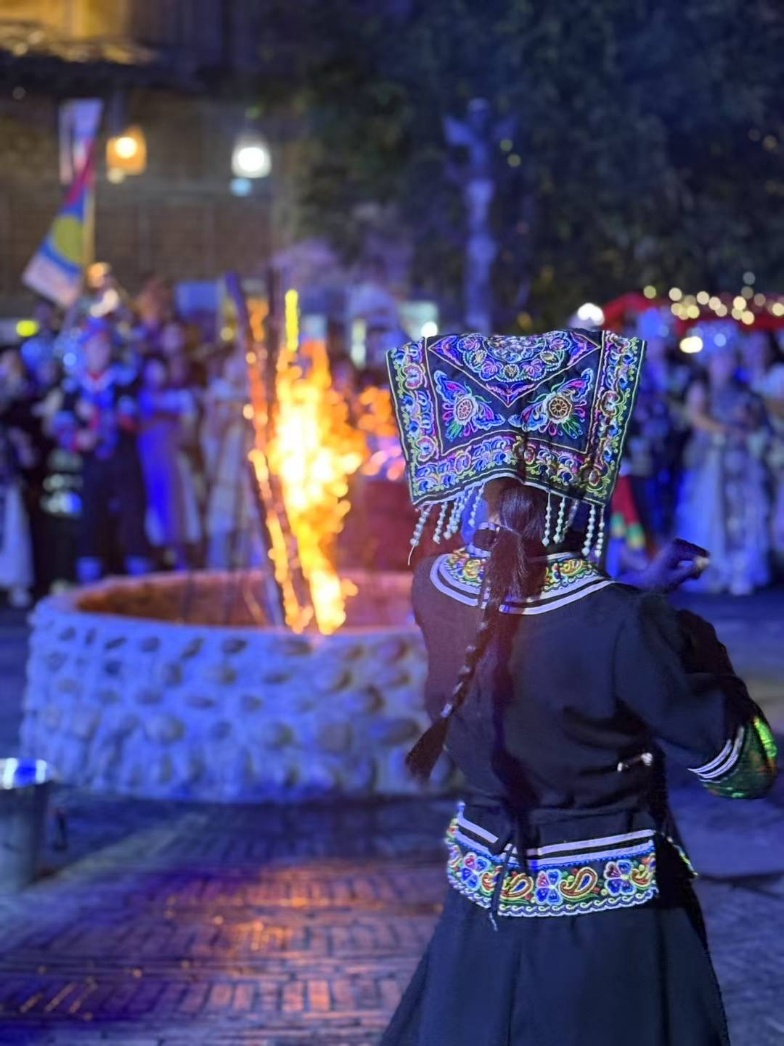 2025年7月，貴州烏江寨“萬(wàn)人打跳夜”現(xiàn)場(chǎng)。受訪者供圖