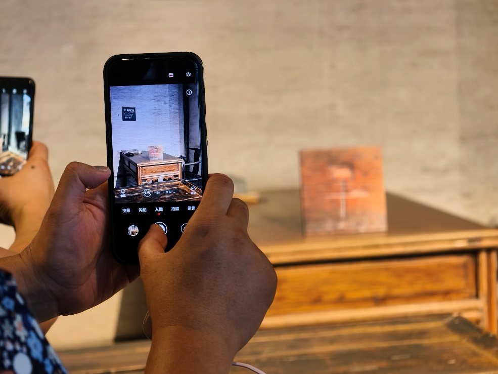 2025年7月15日，暑期研學(xué)團(tuán)小朋友在浙江省紹興市三味書屋拍攝魯迅讀書座位及課桌上的“早”字。受訪者供圖