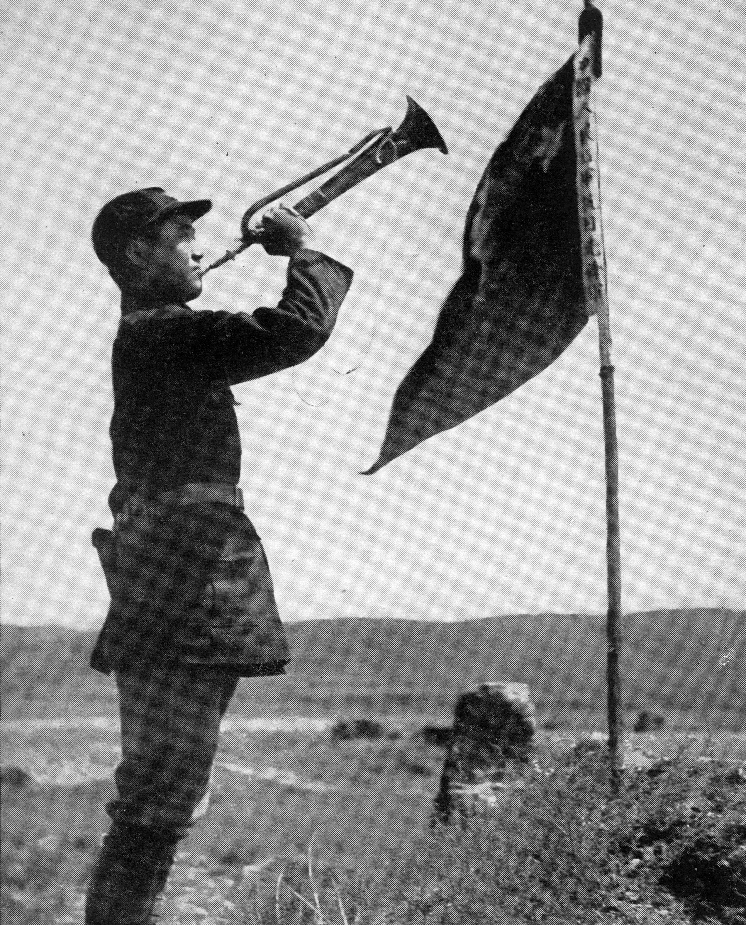 斯諾在預旺堡拍攝的紅軍司號員，他身邊的旗子上寫著“中國人民紅軍抗日先鋒隊”。