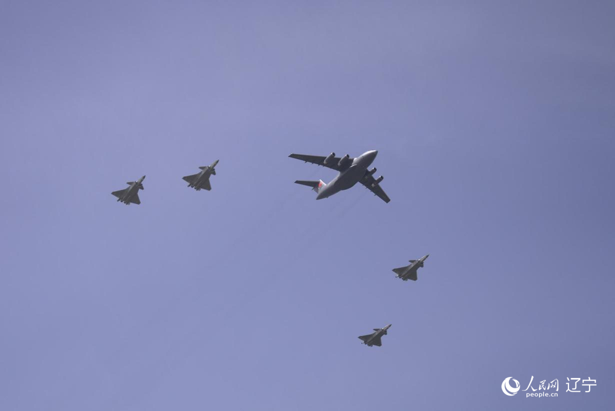 執行第十二批在韓中國人民志愿軍烈士遺骸轉運任務的運-20進入中國領空后,首次采用“五機編隊”的方式,由4架殲-20伴飛護航,與往年相比護航規格更高。人民網記者 邱宇哲攝