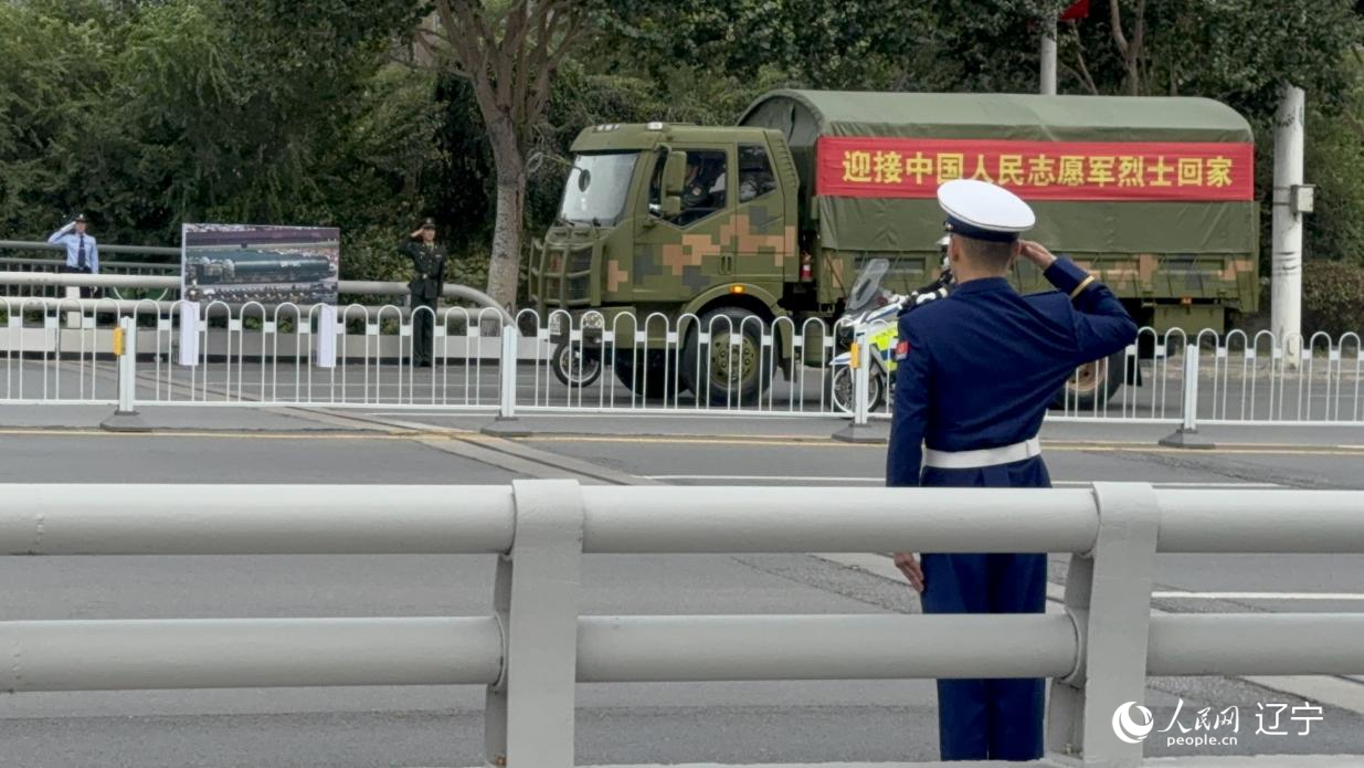 沈陽市渾河橋東側,擺放著東風—5C導彈的受閱照片。人民網記者 湯龍攝