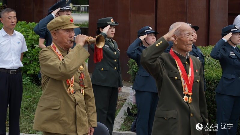 志愿軍老戰士南啟祥再次為戰友吹響了沖鋒號。人民網記者 周頌雪攝