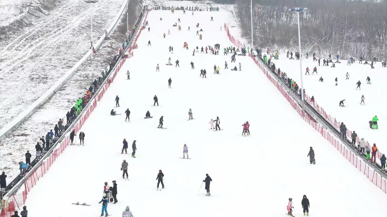 沈陽怪坡國際滑雪場迎來眾多滑雪愛好者。人民網(wǎng)記者 孝媛攝