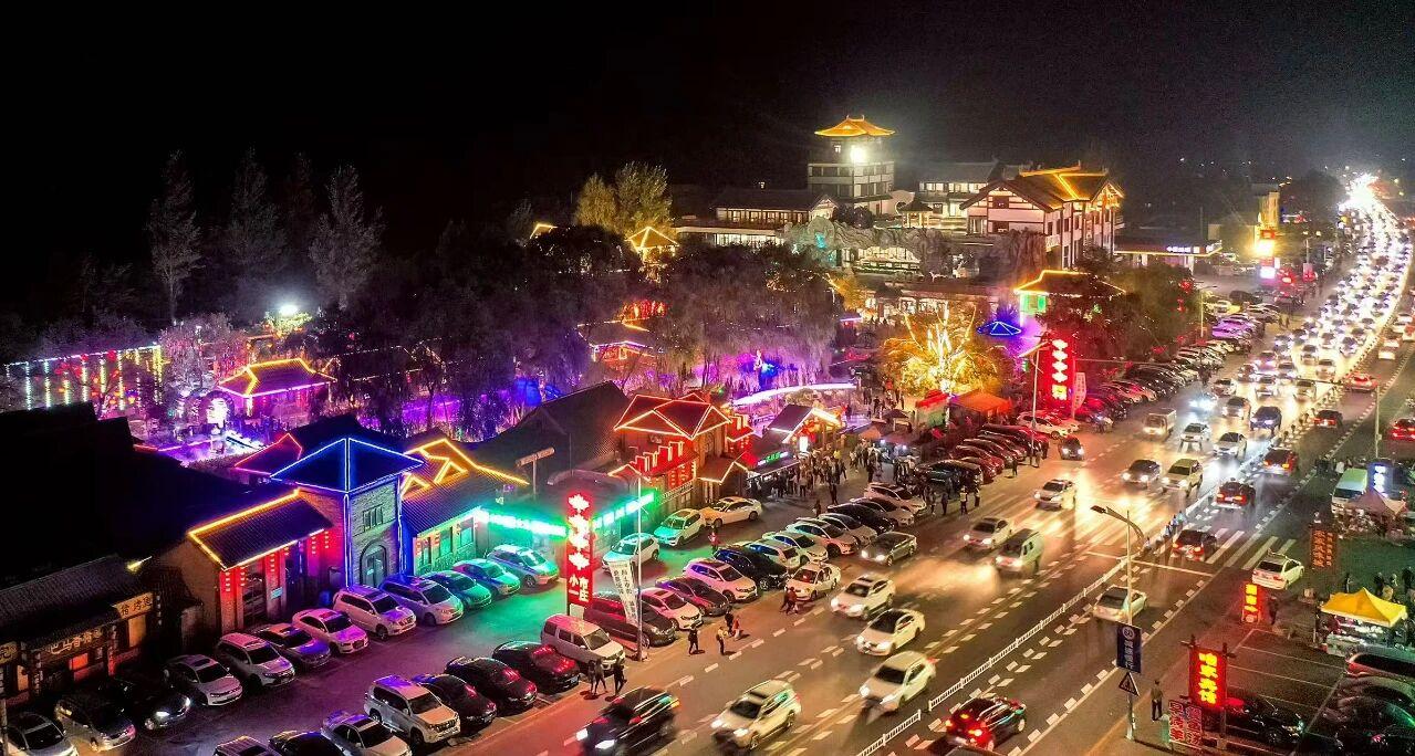 “小市一莊”夜景。受訪者供圖