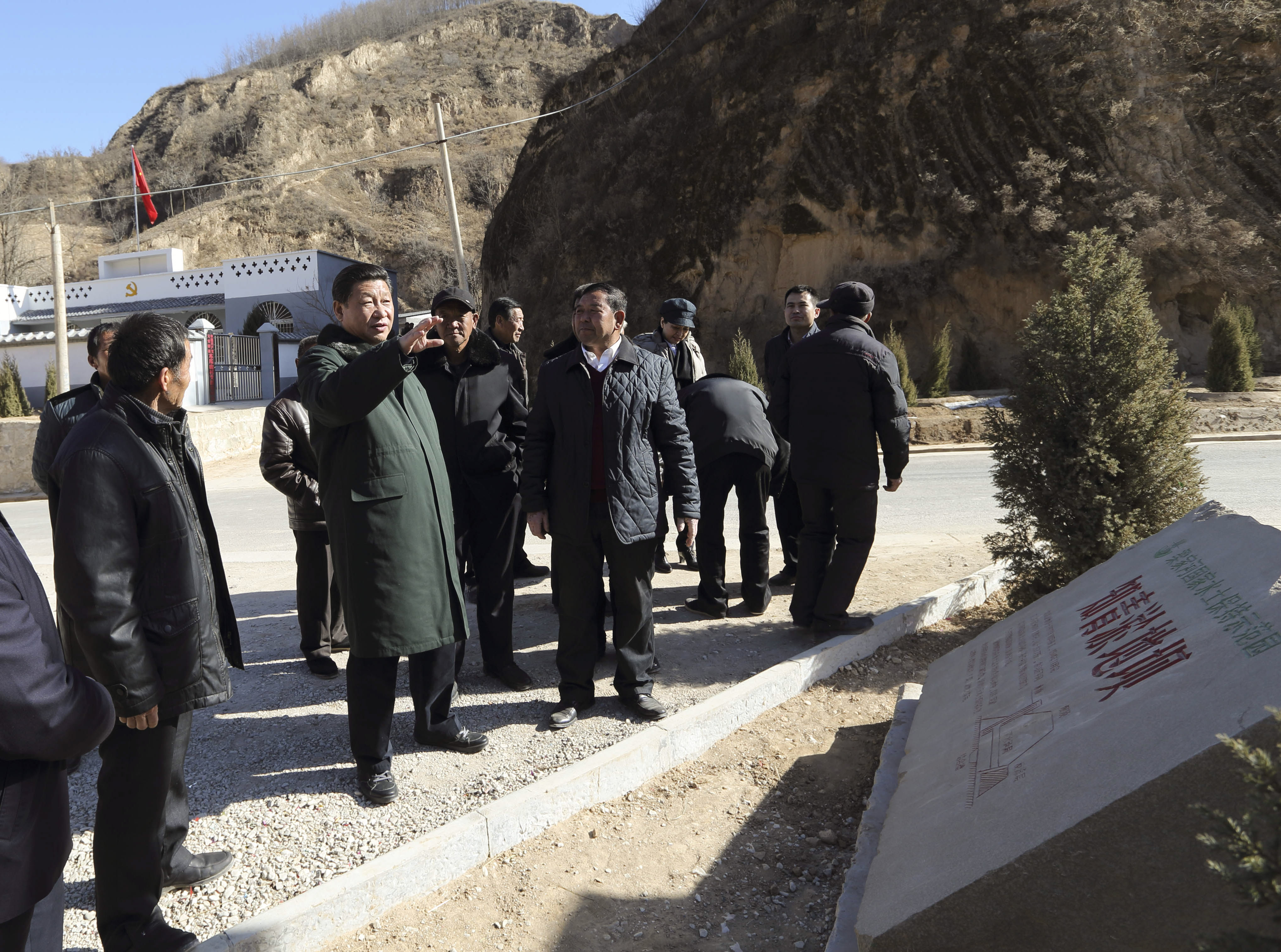 2015年春節(jié)前夕，習(xí)近平來到陜西考察調(diào)研，第一站便來到延安市延川縣梁家河村。新華社 發(fā)