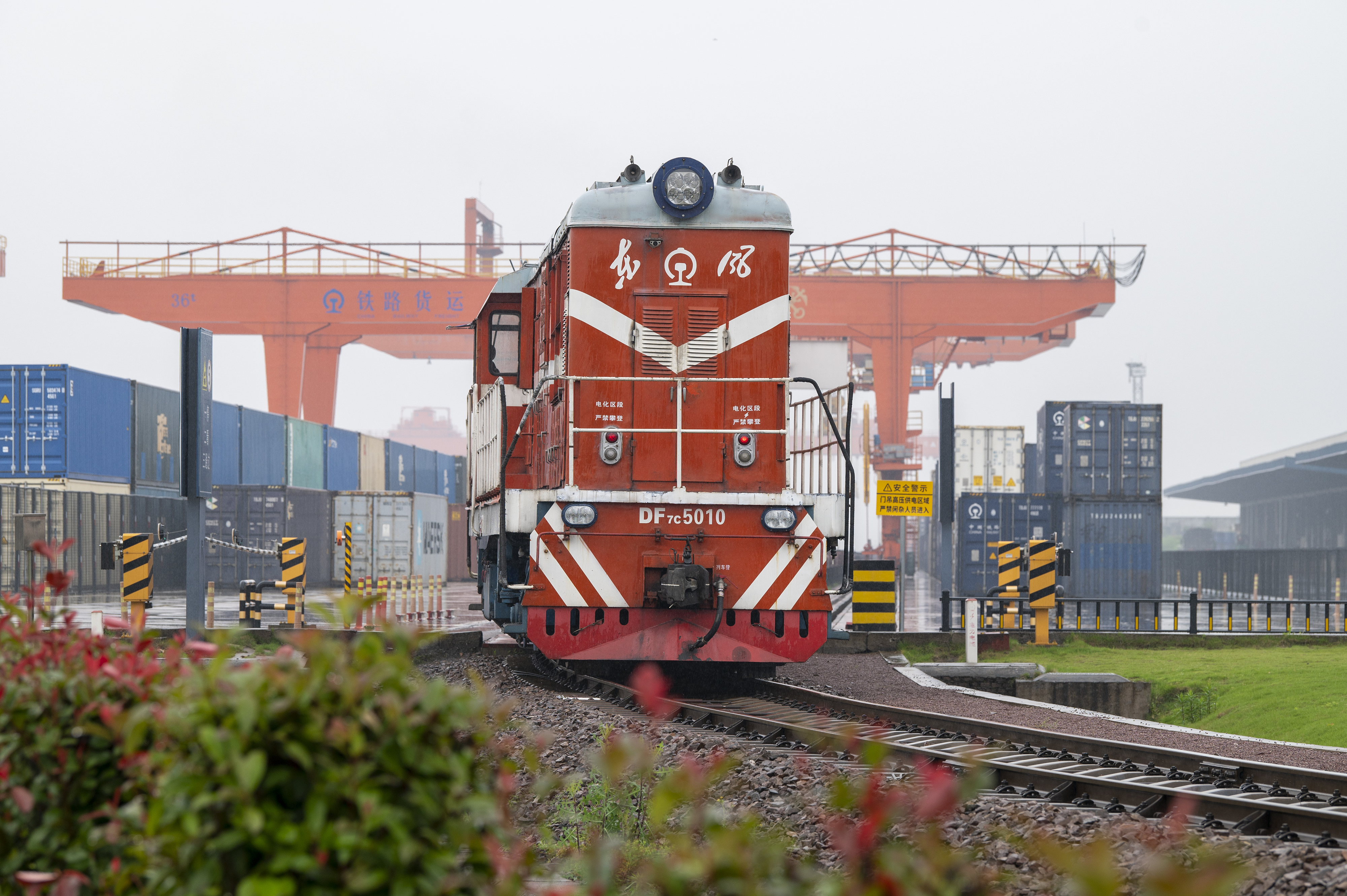 2024年5月5日，“五一”假期最后一天。在浙江省金華市金東區鐵路金華南站，一列滿載110標箱的中歐班列緩緩啟程駛往匈牙利。