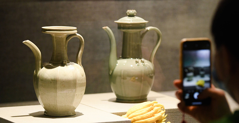 2021年9月14日，浙江省博物館，觀眾在拍攝北宋龍泉窯執壺（左）和龍泉青瓷藝人劉杰制作的執壺。