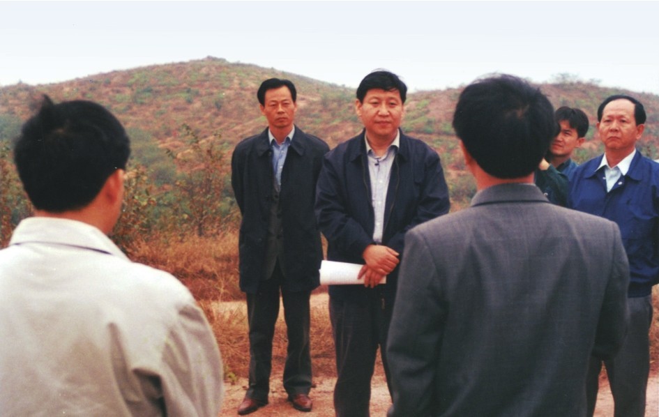 1999年11月，習近平在龍巖市長汀縣河田水土流失治理區調研。圖源：《習近平在福建（下）》