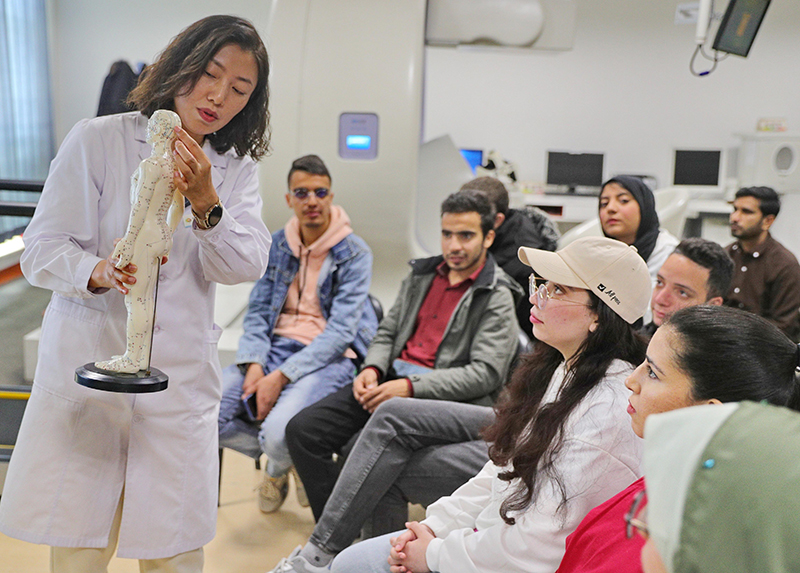 2023年4月19日，河北省秦皇島市中醫(yī)醫(yī)院醫(yī)務(wù)工作者為燕山大學(xué)外國留學(xué)生講解中醫(yī)經(jīng)絡(luò)知識。