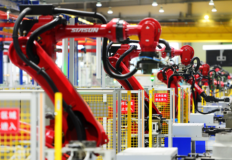 2019年11月22日，沈陽，一家數字化智能工廠內，名為SR210的機器人正在自主地抓取各種零部件，快速組裝稍小的工業機器人。