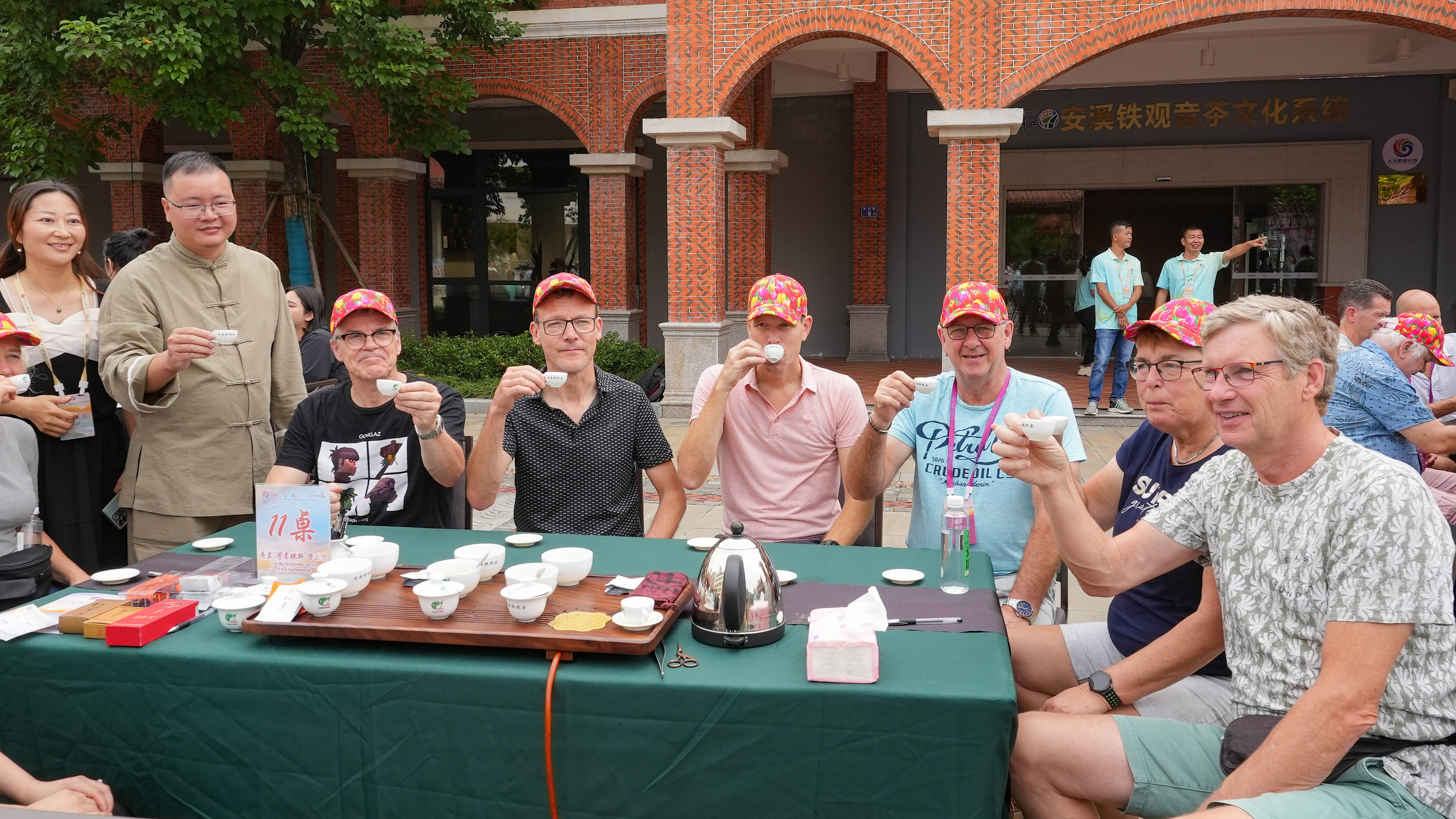 △2023年10月4日,福建泉州,外國人品中國茶。