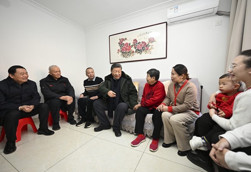 2025年1月23日上午，習近平總書記在遼寧沈陽大東區長安街道長安小區考察時，走進居民郎素蘭家中看望。