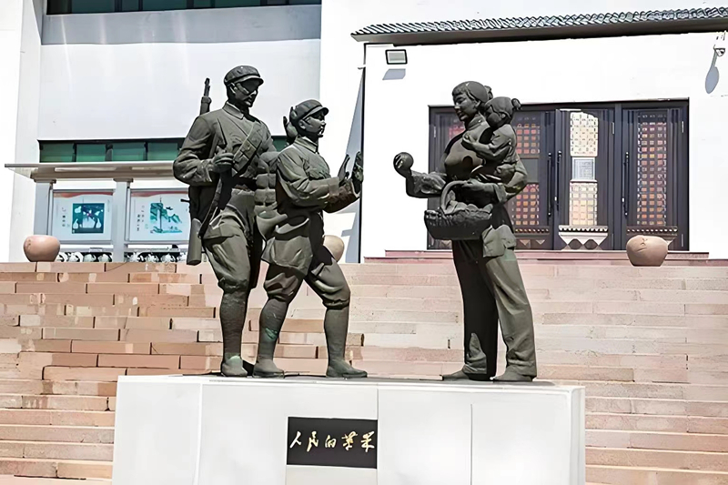 錦州蘋(píng)果廉政文化展覽館前的《人民的蘋(píng)果》主題雕塑。（由遼沈戰(zhàn)役紀(jì)念館供圖）
