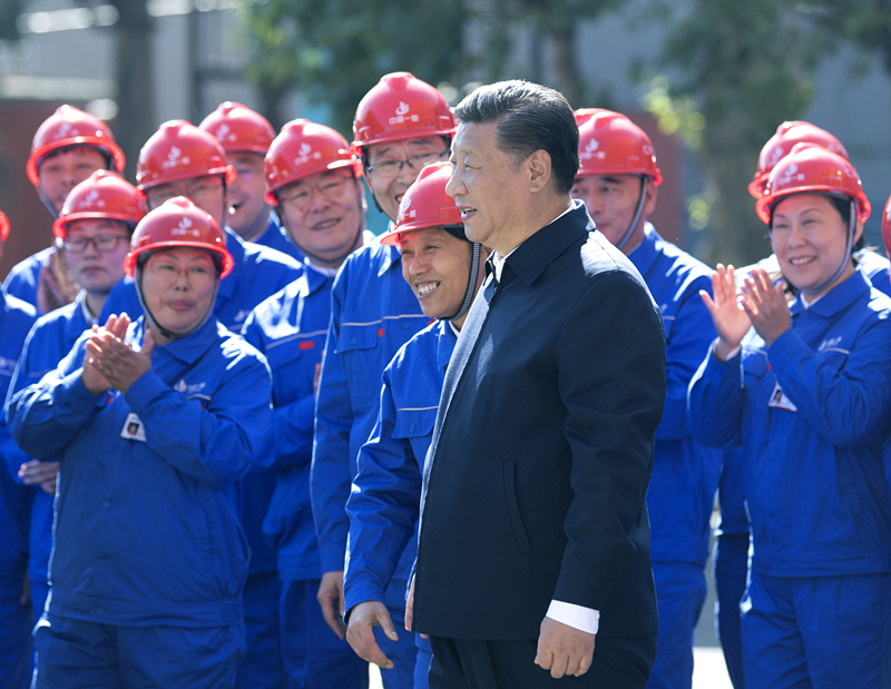 2018年9月26日，在中國一重集團，習近平總書記走到工人中間，同大家親切交流。