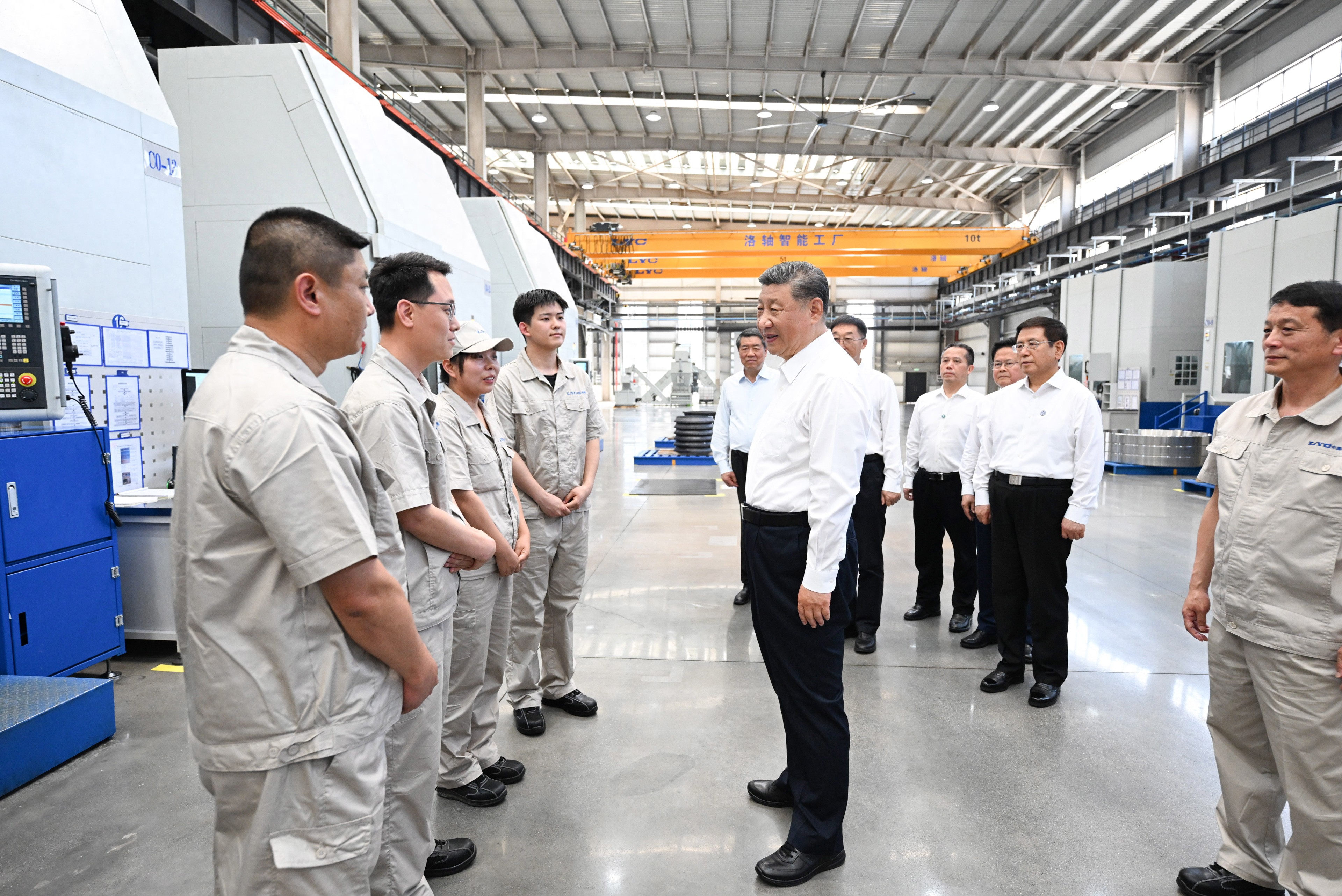 5月19日至20日，中共中央總書記、國家主席、中央軍委主席習近平在河南考察。這是19日下午，習近平在洛陽軸承集團股份有限公司智能工廠考察時，同企業職工親切交流。新華社記者 燕雁 攝
