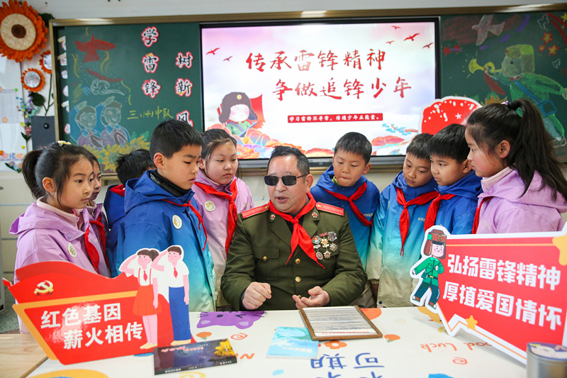 2025年3月3日，江蘇南通如皋市安定小學(xué)里，傷殘軍人許波銀在思政小課堂上向?qū)W生講述雷鋒故事。