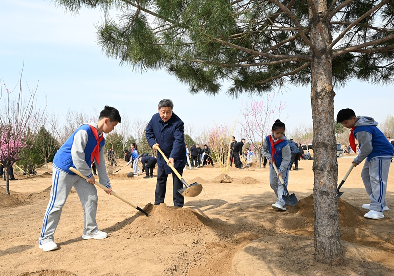 2025年4月3日，習近平總書記來到北京豐臺區(qū)永定河畔參加首都義務(wù)植樹活動。