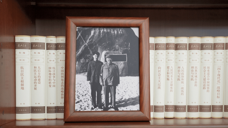 2022年12月31日，習(xí)近平辦公室的書架上擺放著他和父親的合影。