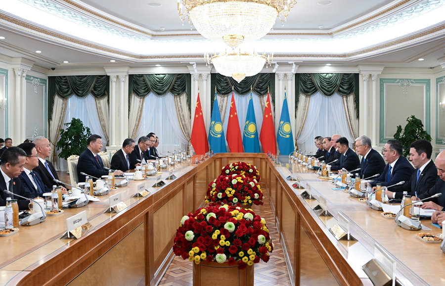 當地時間6月16日下午，哈薩克斯坦總統托卡耶夫同中國國家主席習近平在阿斯塔納總統府舉行會談。