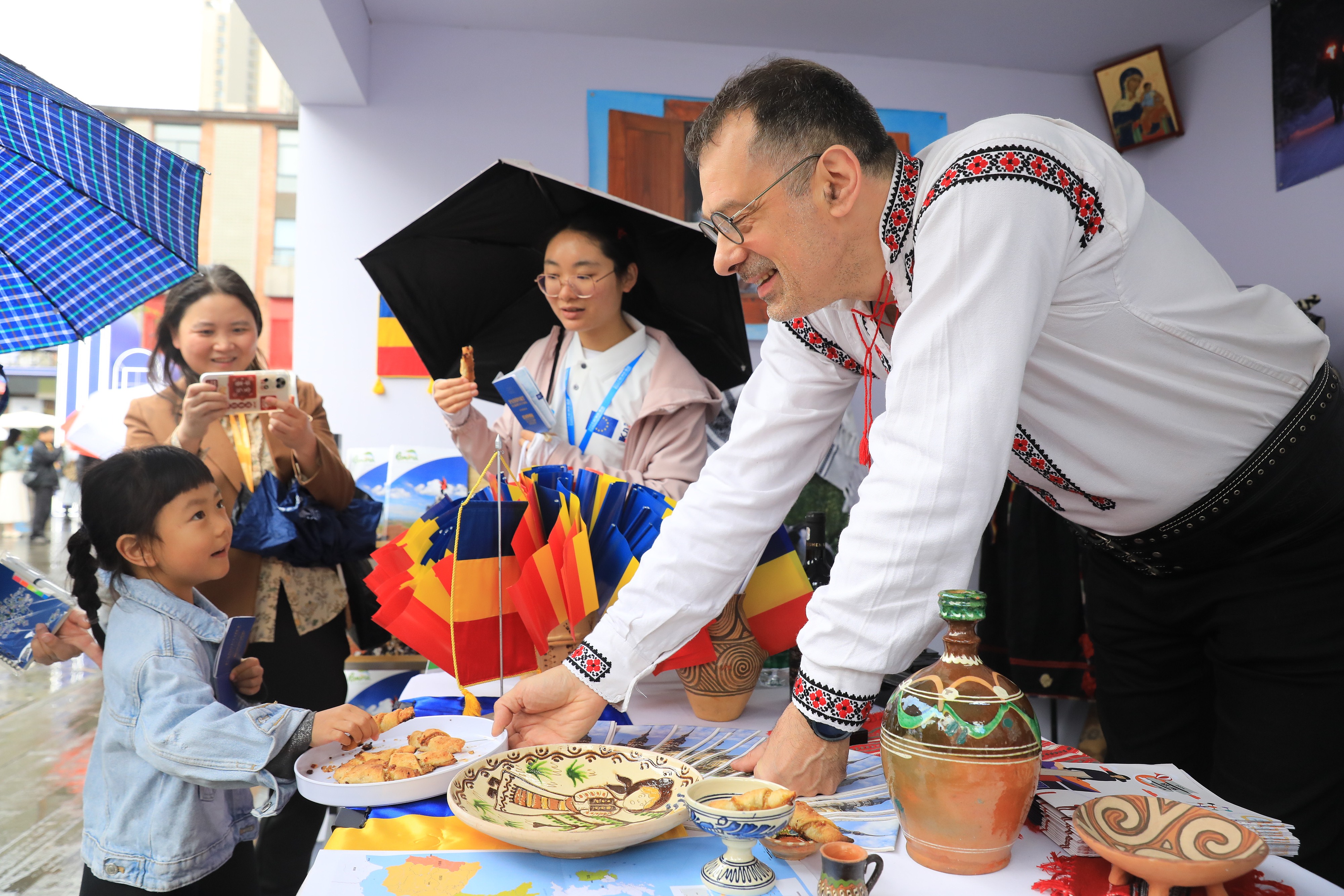 2025年4月12日，四川省成都市“2025成都·歐洲文化季”活動融匯藝術(shù)、音樂、美食與互動體驗，為民眾打造了一場“沉浸式”文化嘉年華。