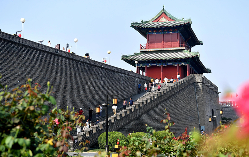 2024年9月16日，游客在河北省石家莊市正定古城游玩。