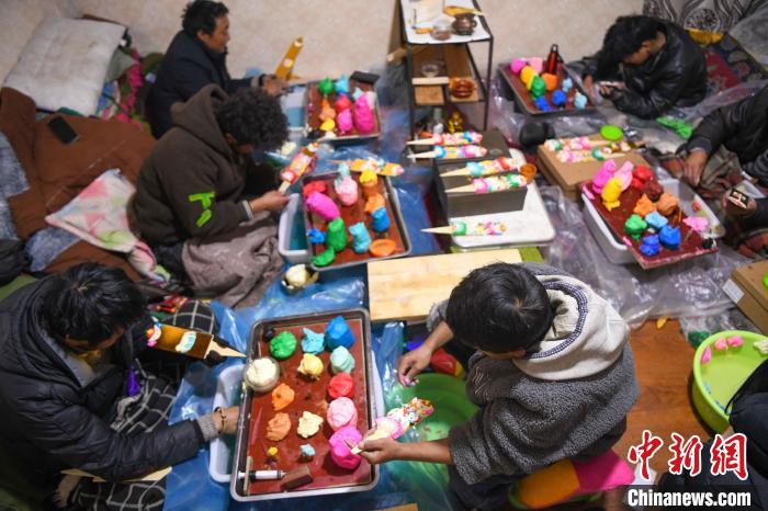 圖為拉薩手藝人制作年貨酥油花?！∝暩聛硭?攝