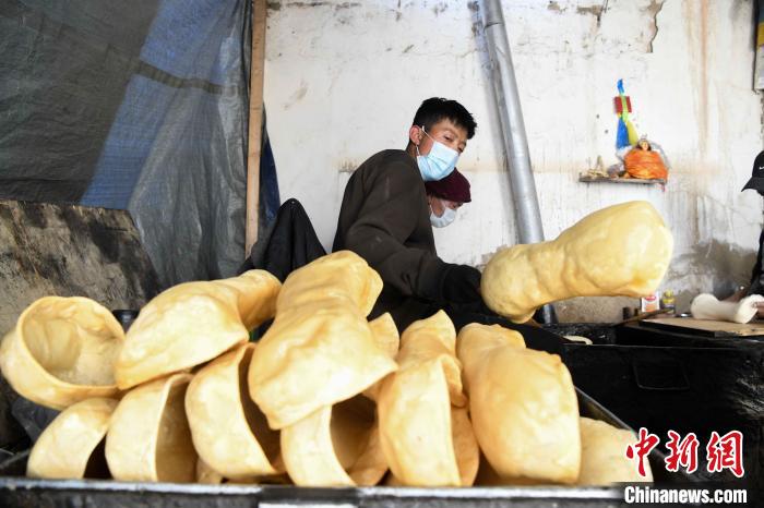 圖為拉薩手藝人制作藏歷新年供品“德卡”?！∝暩聛硭?攝