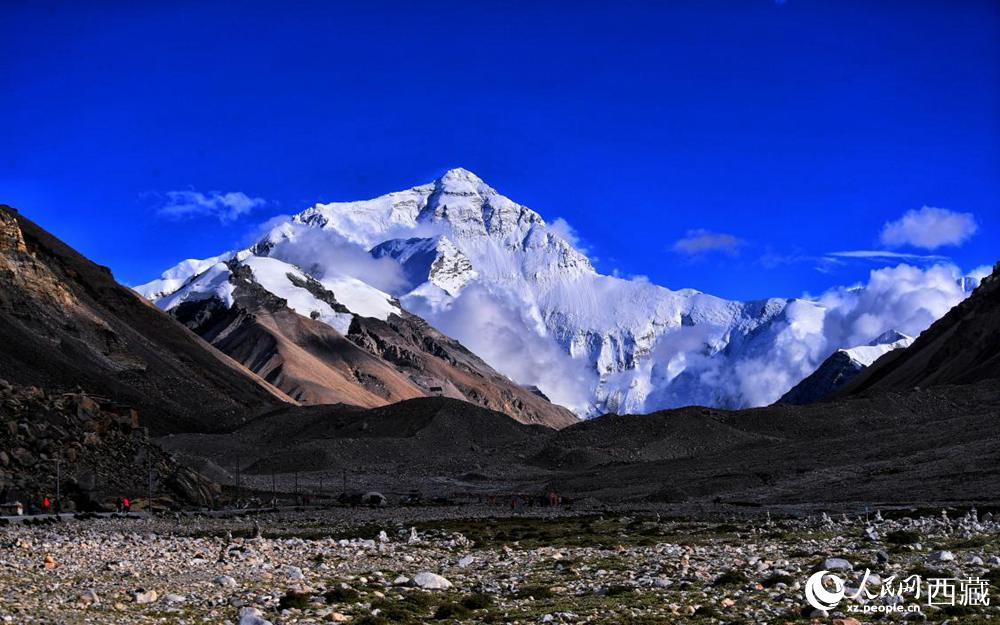 遠眺珠穆朗瑪峰。