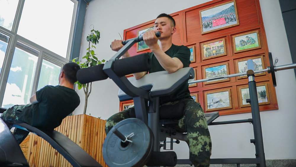 官兵正在陽光棚內自我健身。