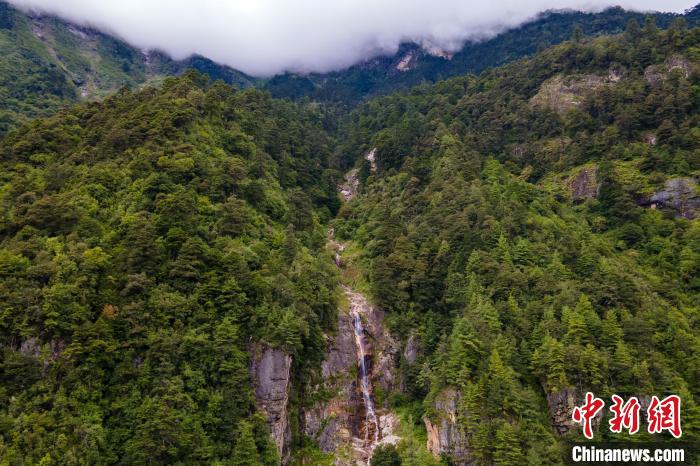 勒布溝的瀑布?！〗w波 攝