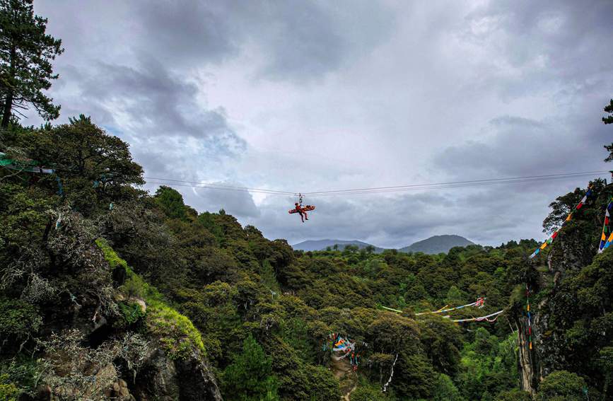 救援實(shí)戰(zhàn)訓(xùn)練中，消防員在云中漫步。西繞拉翁攝