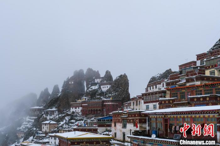 云霧環(huán)繞的孜珠寺。　江飛波 攝