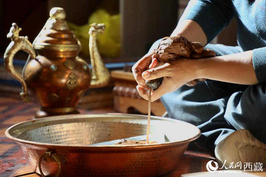 牛角鉆孔，將木泥擠出。人民網(wǎng)記者 次仁羅布攝