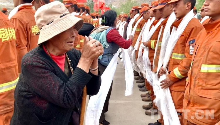 1 洛松旺修攝      如美鎮“4.24”打火任務后藏族同胞被指戰員連續奮戰的精神所感動.PNG