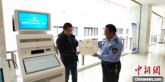 青海海西州以“減證”推動“簡政”優化營商環境