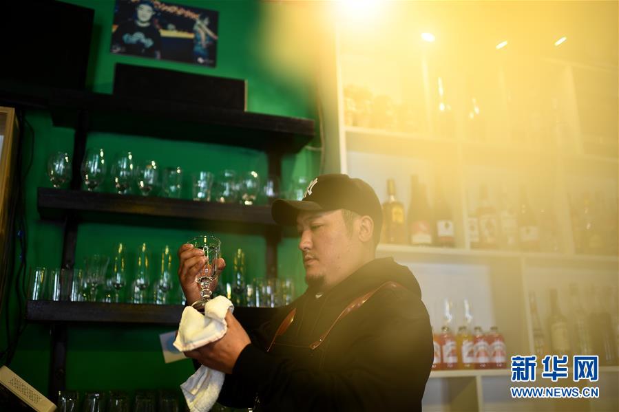 (玉樹抗震救災10周年·圖片故事)(2)才仁俄賽與他的“JoSai Pub”