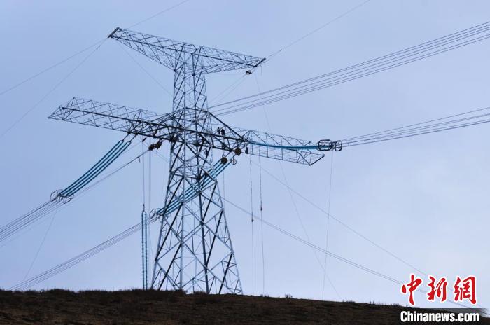 高原藏區電力線路建設者：高寒缺氧、扎刺掛彩是常事