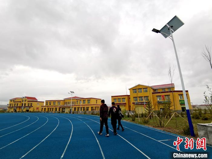 青海草原上的新村落：扶貧政策“照”在我的家，“暖”著我的心