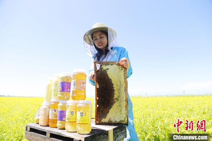 圖為蜂農(nóng)現(xiàn)場展示蜂產(chǎn)品。　馬銘言 攝