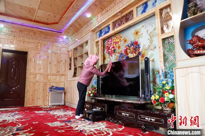 圖為做家務的項青達杰妻子?！●R銘言 攝