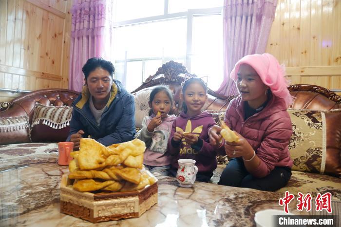 圖為項青達杰一家人合影?！●R銘言 攝