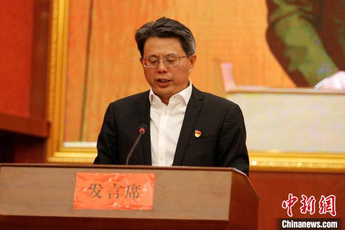 圖為果洛州委常委、副州長、上海市援青聯(lián)絡(luò)組組長馮志勇總結(jié)對(duì)口支援十年工作。　果洛州委宣傳部供圖 攝