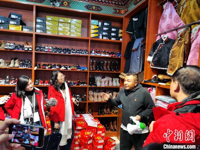 圖為中外媒體在玉樹州玉樹市甘達村采訪。　張添福 攝