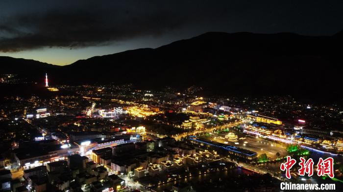 圖為玉樹市城市建設。　蘇丹 攝