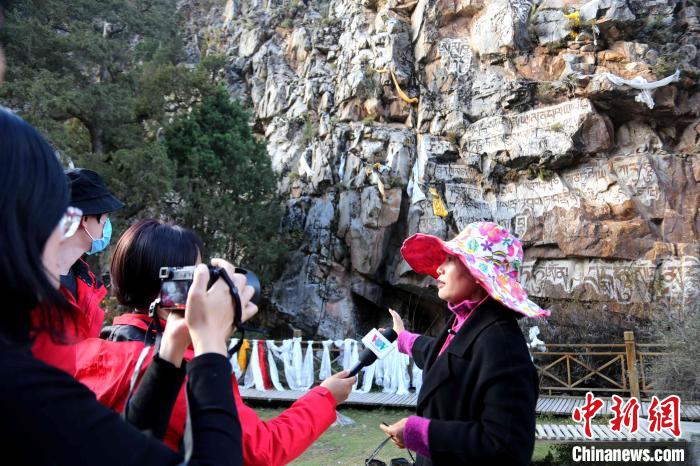 圖為中外媒體在玉樹州玉樹市采訪文旅融合情況。　張添福 攝