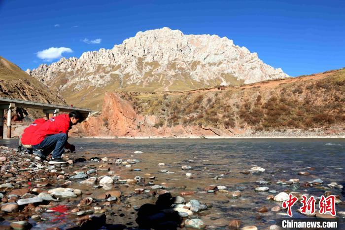 圖為中外記者在雜多縣境內的瀾滄江干流采訪當地生態保護情況。　張添福 攝