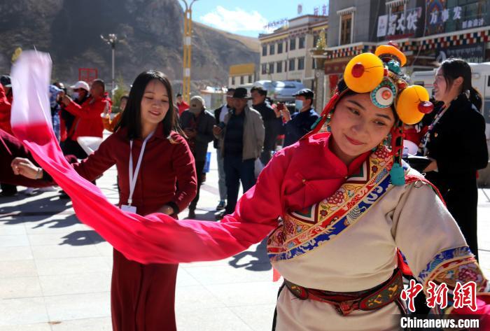 圖為中外記者向當地民眾學習民族歌舞文化。　張添福 攝