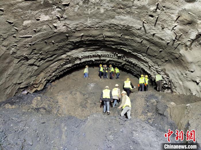 圖為久馬高速查針梁子隧道施工現場。　王鵬 攝