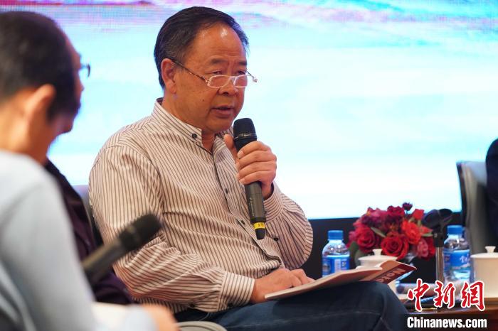 圖為青海省藝術研究所所長、文化學者耿占坤發表觀點。　蘇丹 攝