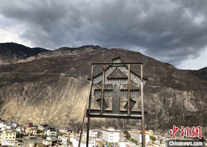 圖為處在山巒腳下的奔子欄。　繆超 攝